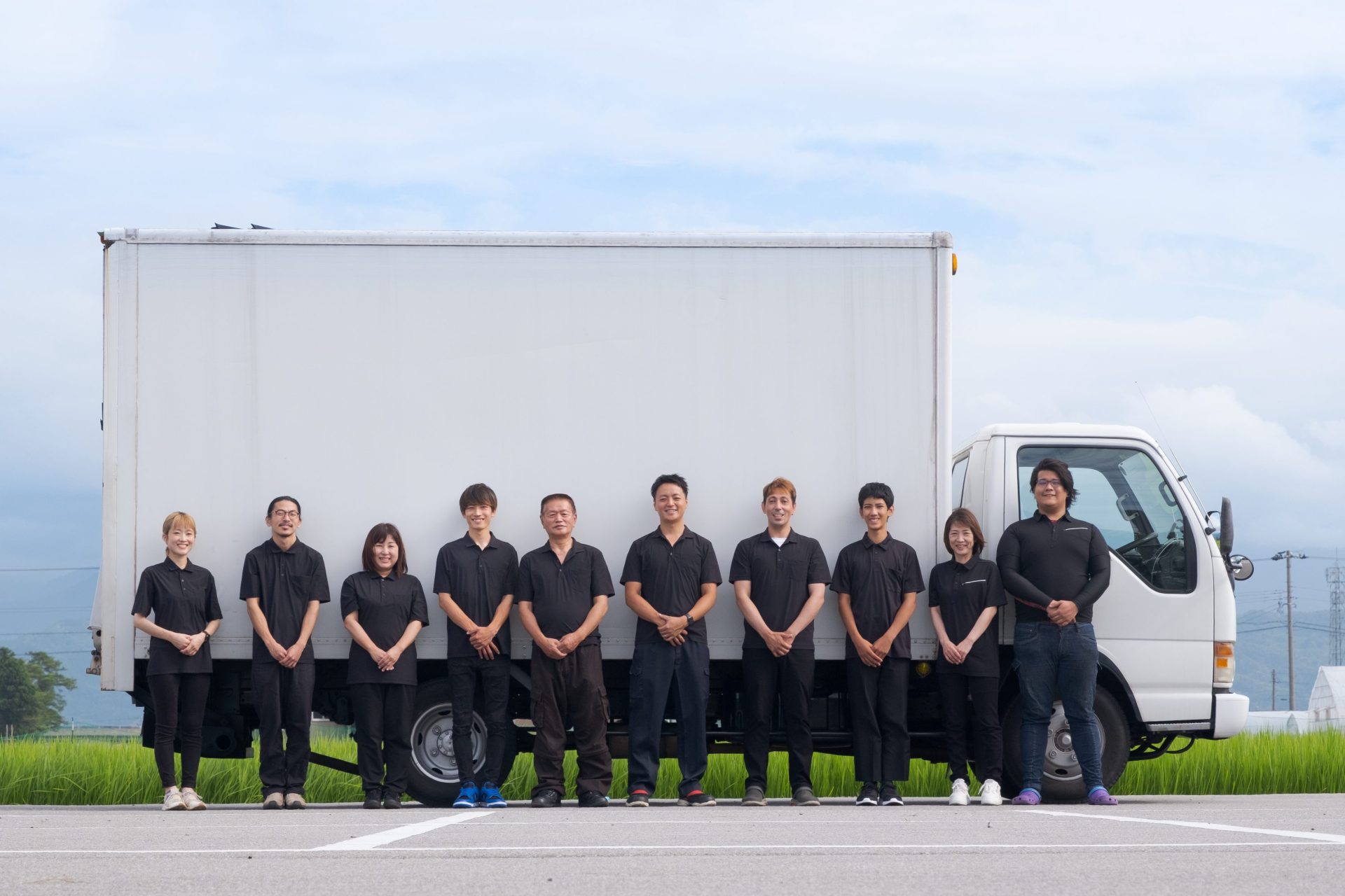静岡掛川入善町で雨樋修理をする職人