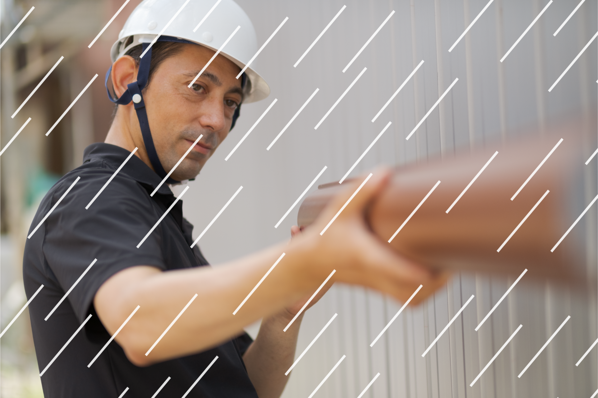 静岡掛川魚津市で雨樋修理をする職人