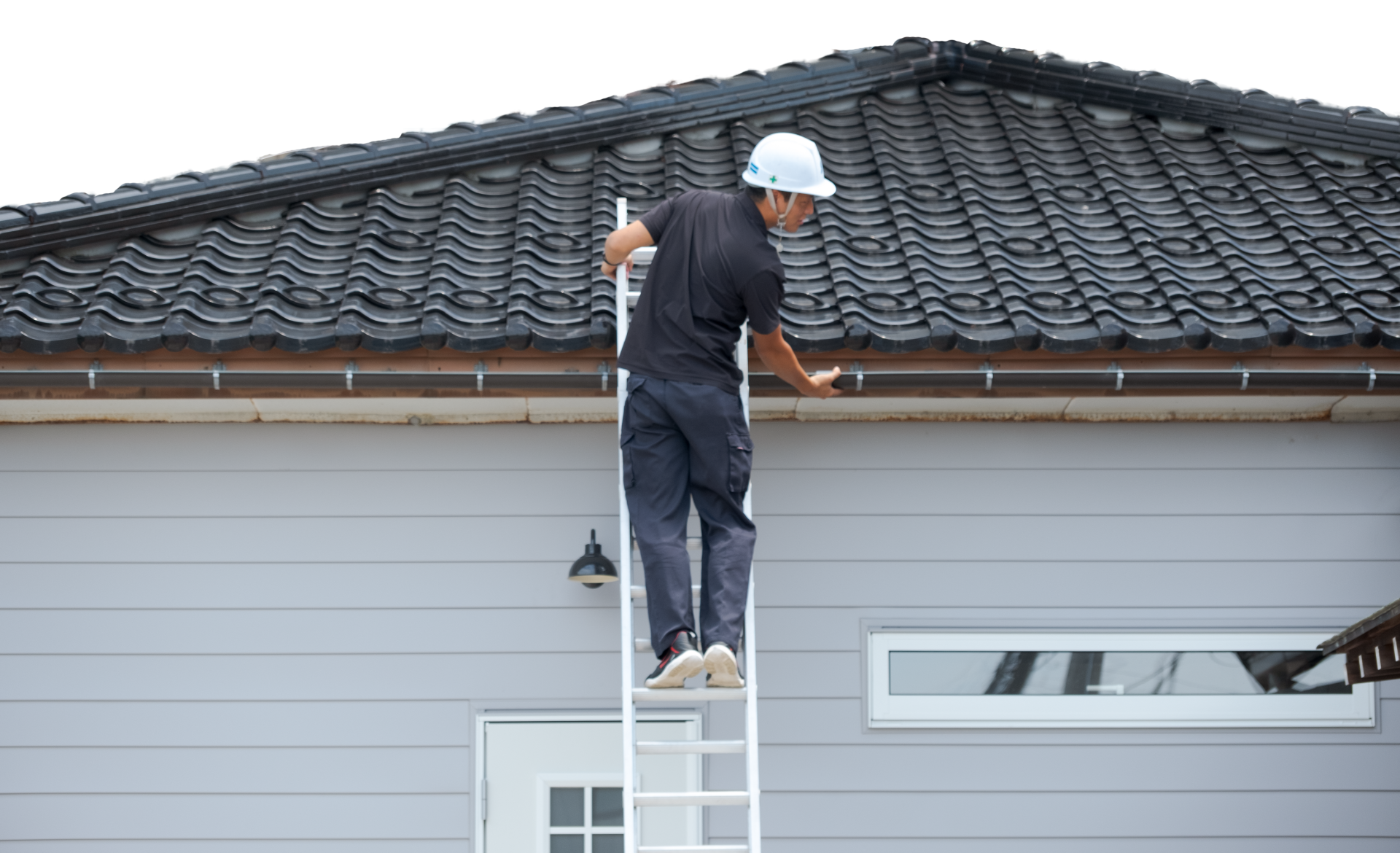 静岡掛川入善町で雨樋修理をする職人